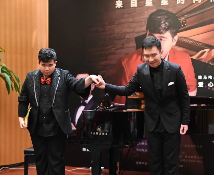音乐双子星，点亮冬日激情！——狗万未来艺术家刘明康爱心公益音乐沙龙