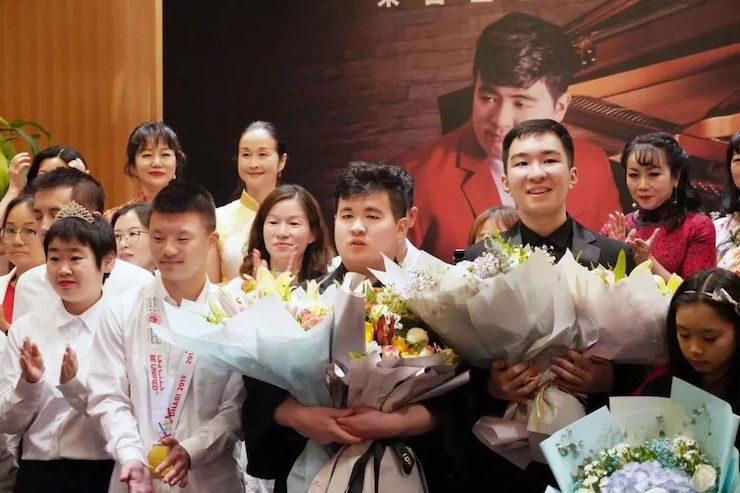 音乐双子星，点亮冬日激情！——狗万未来艺术家刘明康爱心公益音乐沙龙